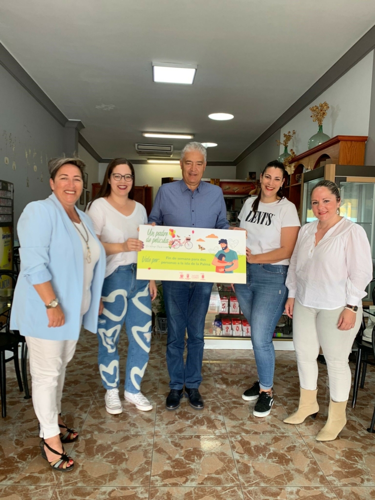 Tías entrega el premio de la Campaña Día del Padre a Yurena Rodríguez Hernández, clienta que participó con un ticket de la pastelería La Delicia. 
